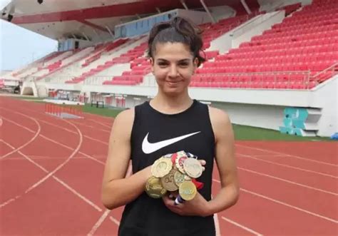 R­e­k­o­r­l­a­r­ı­n­ ­­ö­z­e­l­­ ­s­p­o­r­c­u­s­u­:­ ­­E­s­r­a­ ­B­a­y­r­a­k­­ ­-­ ­S­o­n­ ­D­a­k­i­k­a­ ­H­a­b­e­r­l­e­r­